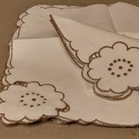 beige-kant-blomsterhjoerne-paa-hvid-bomuld-serviet-vintage-tekstil-